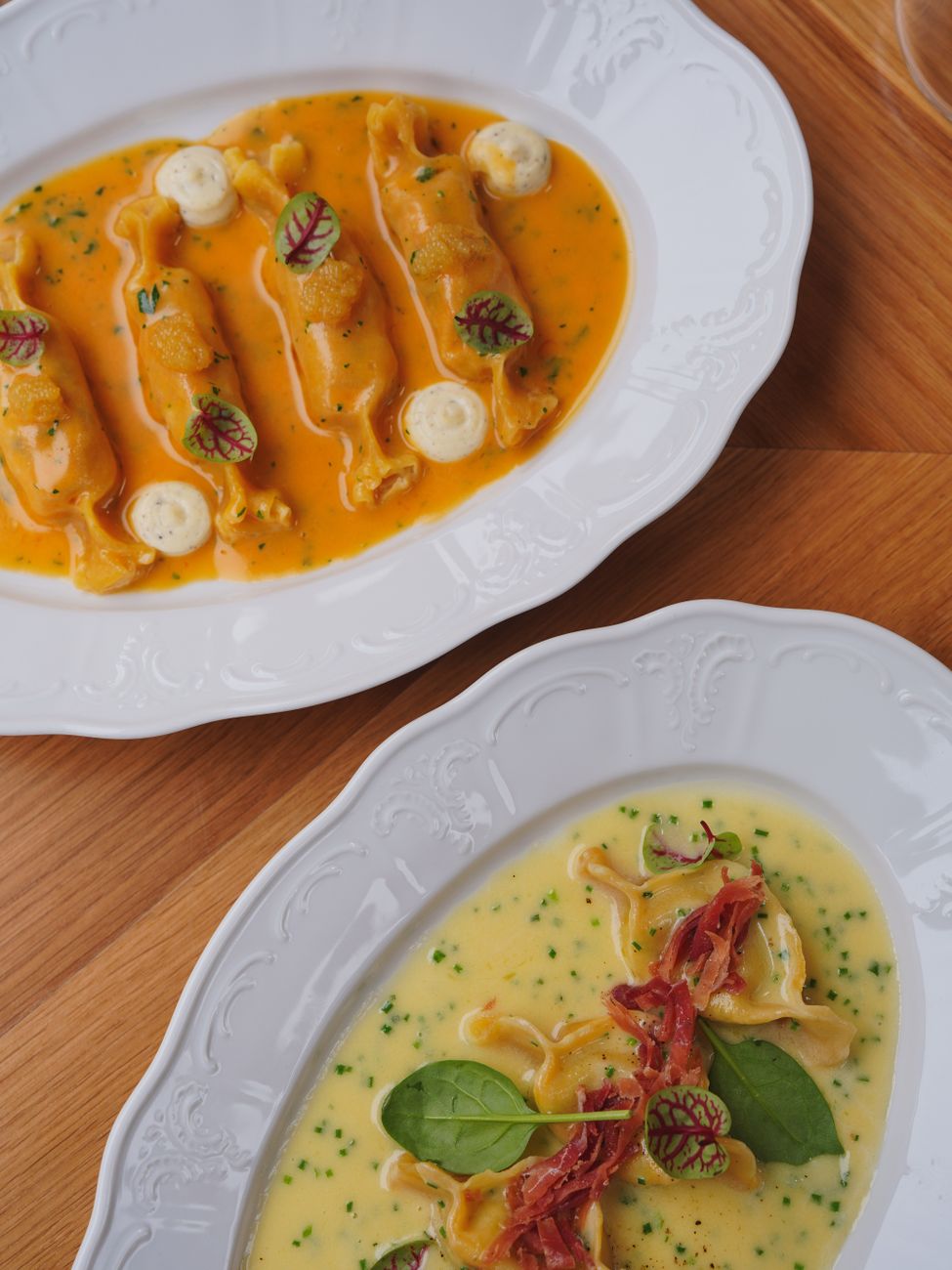 Prato de massa italiana elegante servido no restaurante