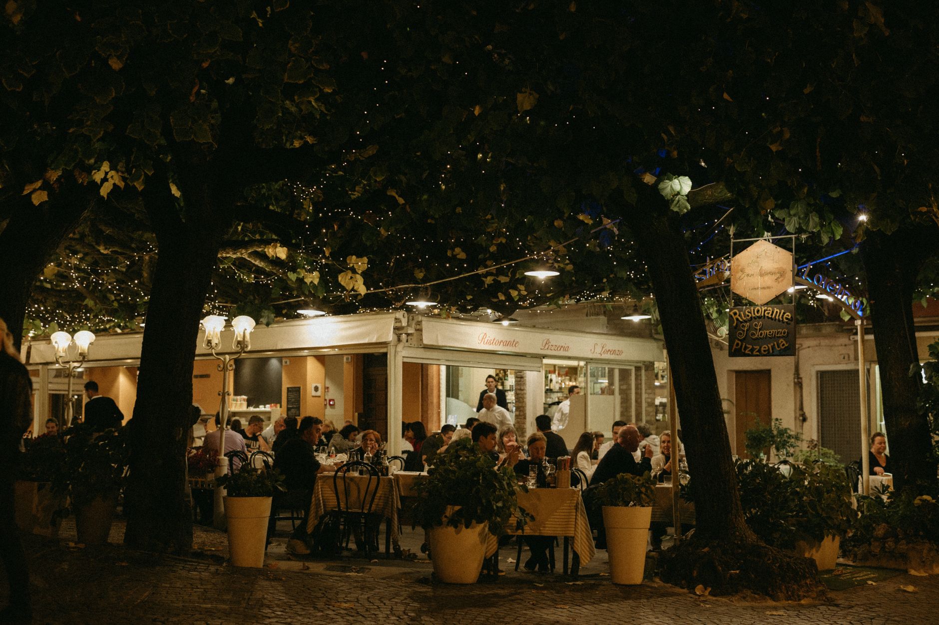 Família jantando em restaurante italiano acolhedor
